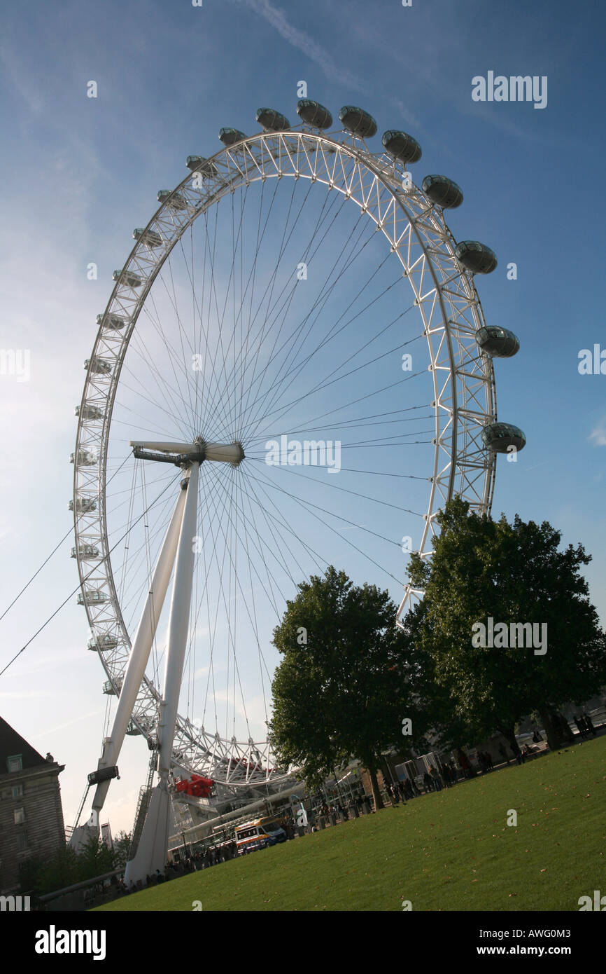Le London Eye célèbres attraction touristique sur la rive sud de la Tamise Angleterre Royaume-uni France UE Banque D'Images
