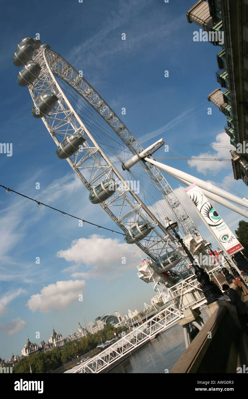 Le monde célèbre attraction touristique Soirée du millénaire ride du London Eye sur la rive sud de la rivière Thames, Angleterre Banque D'Images