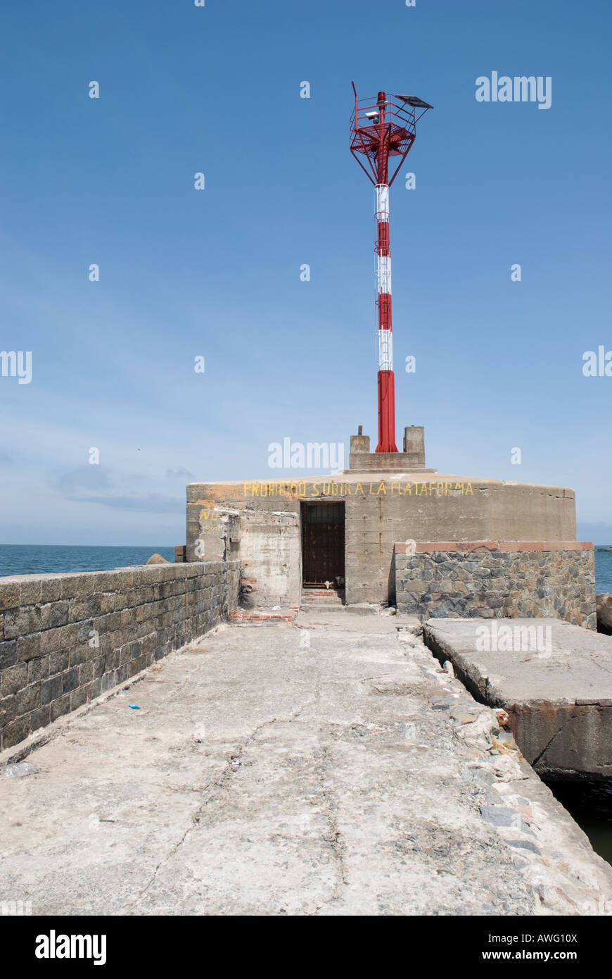 De Perspective pier à Montevideo, avec petit phare dans sa fin Banque D'Images