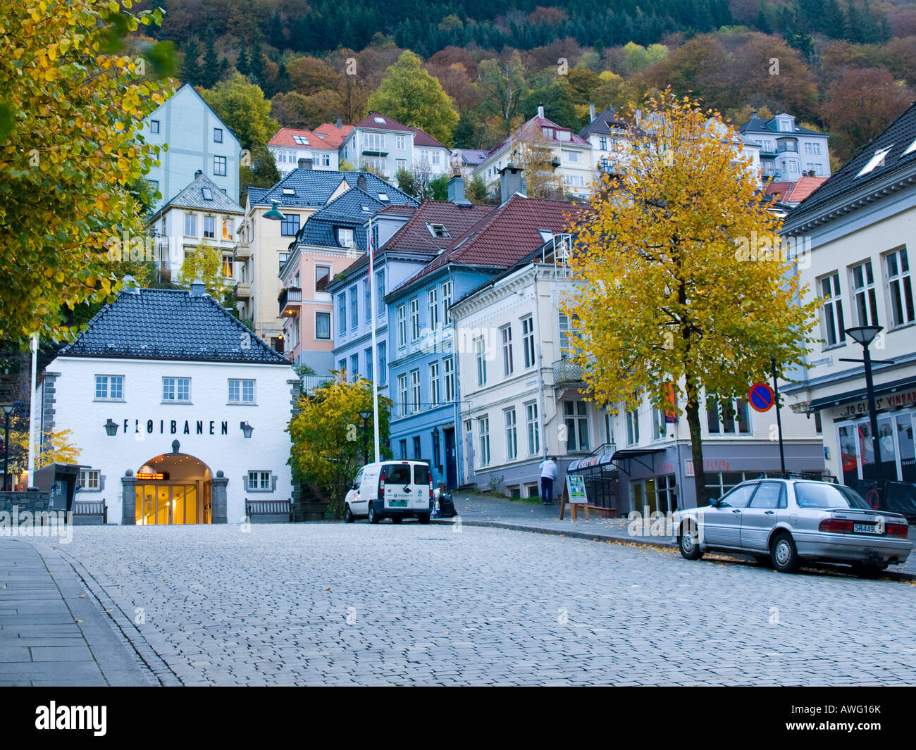 Un automne photo de la station de funiculaire Fløibanen et environs à Bergen, Norvège. Banque D'Images