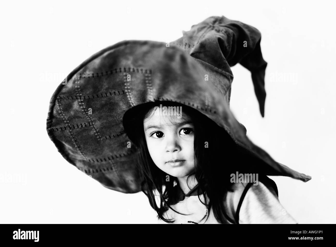 Jeune fille porte un chapeau de sorcière a souligné. Parution du modèle. Haut contraste noir et blanc image clé haute Banque D'Images