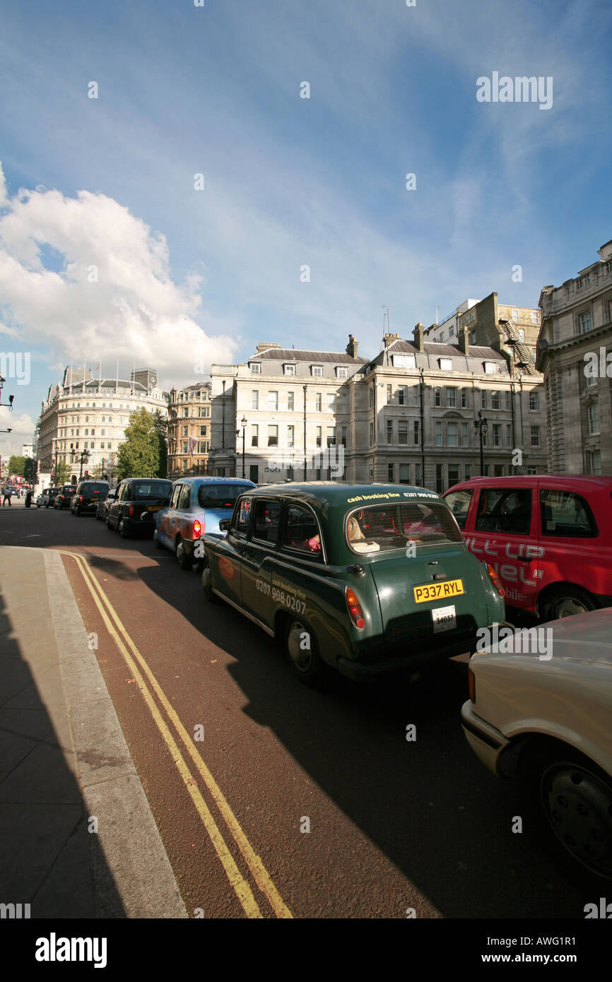 Multi colored London Taxis voitures à l'arrêt dans les embouteillages trafiic jam centre de Londres Angleterre UK UE Banque D'Images