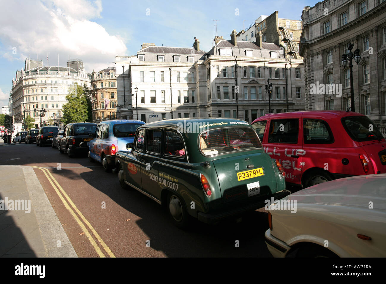 Multi colored London Taxis voitures à l'arrêt dans les embouteillages embouteillages central London England UK UE Banque D'Images