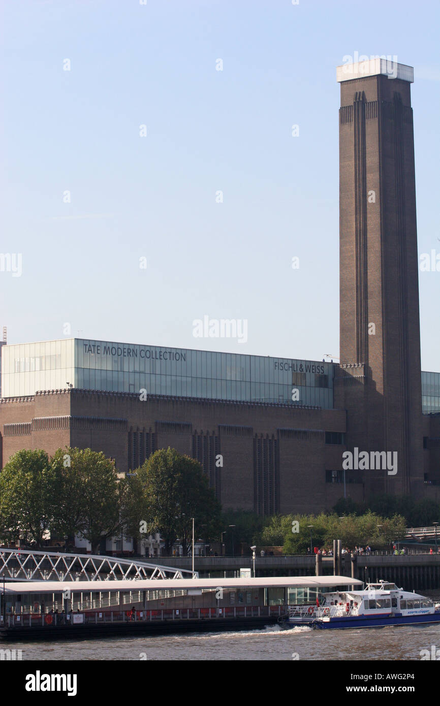 Le célèbre musée d'art de Londres la Tate Modern building vu de l'autre côté de la rivière Thames, Angleterre Angleterre Angleterre Europe Banque D'Images