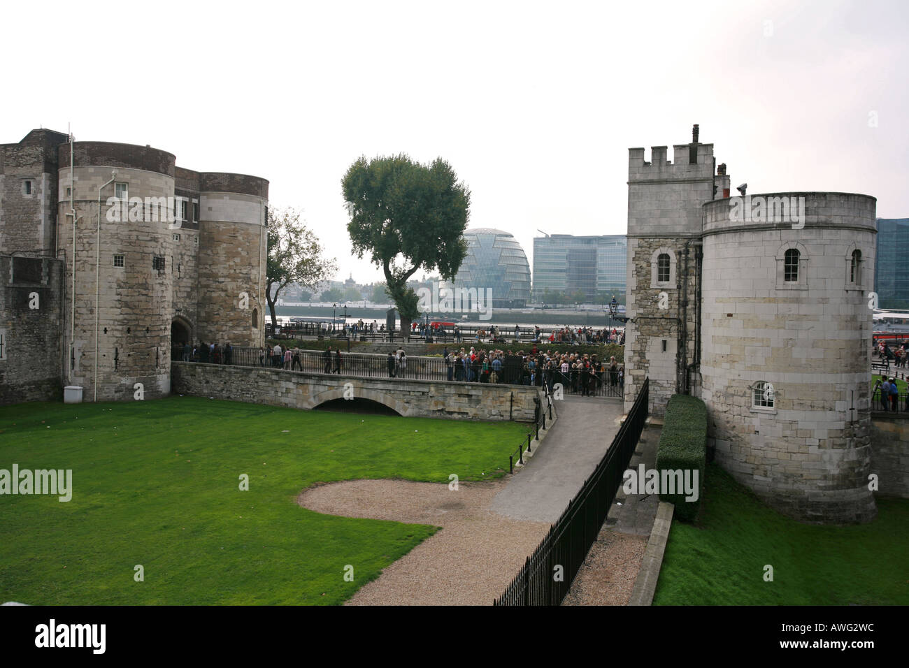 Une foule de touristes attend d'entrer dans le monde célèbre attraction touristique de Londres la Tour de Londres Angleterre Grande-bretagne UK UE Banque D'Images