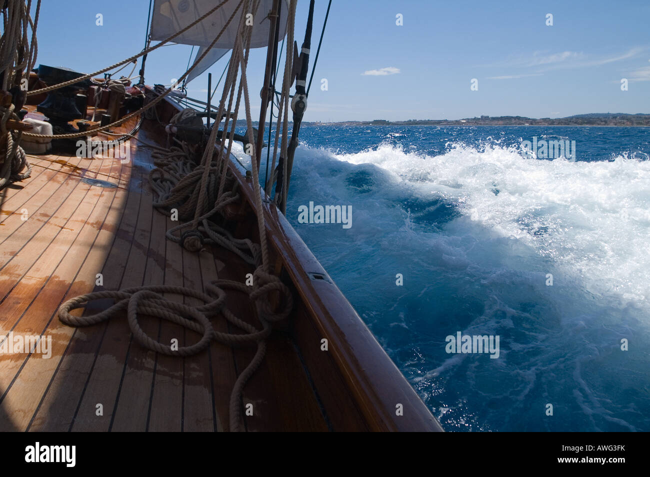 La voile sur un yacht classique Banque D'Images