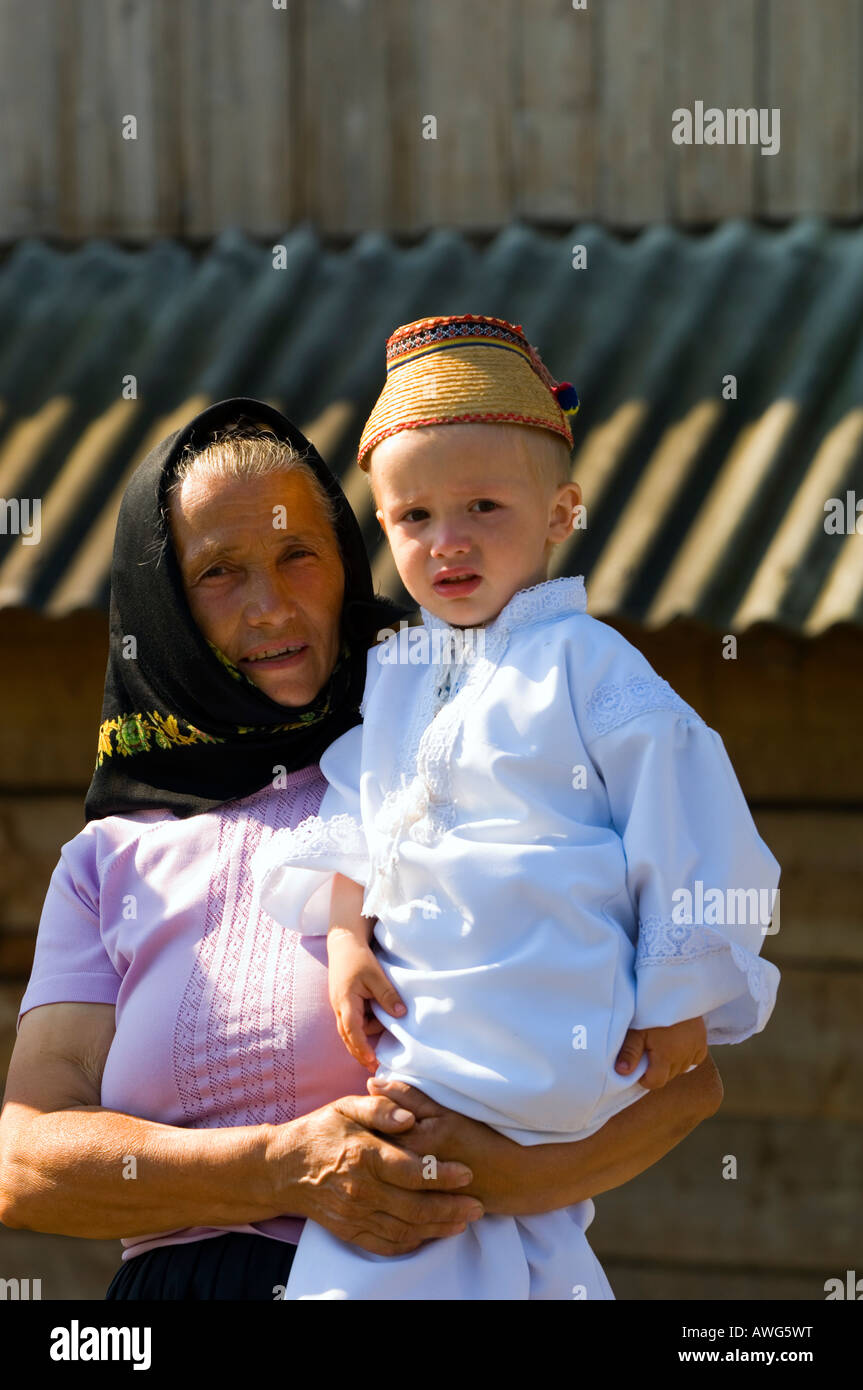 Grand-mère tenant un petit-enfant en robe folk traditionnel , Iza velley,  Maramures, Roumanie, Europe Photo Stock - Alamy