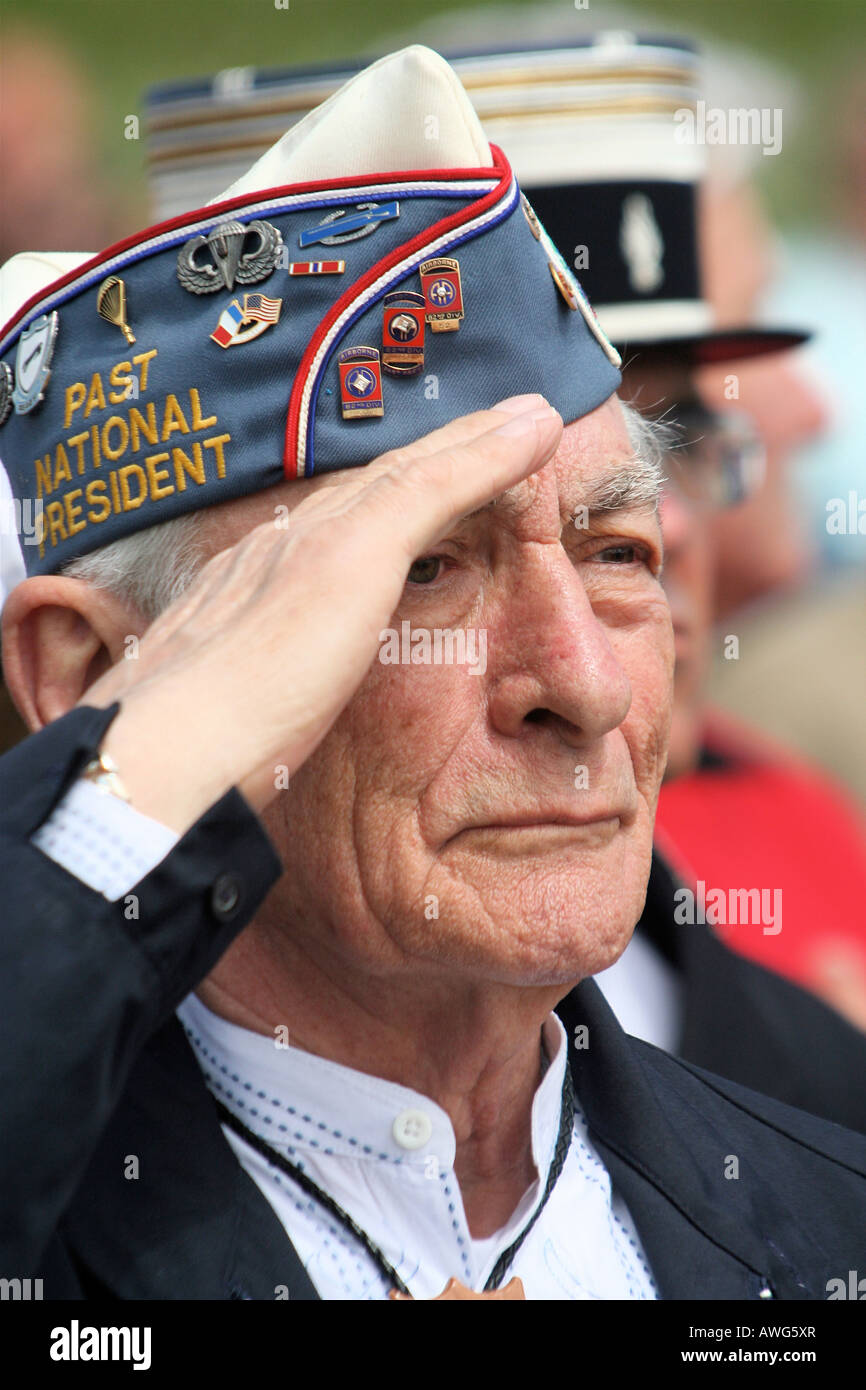 American WW2 82e aéroportée américaine paie tous les anciens combattants hommage aux camarades tombés au 60e anniversaire du 6 juin 2004 Utah Beach Banque D'Images