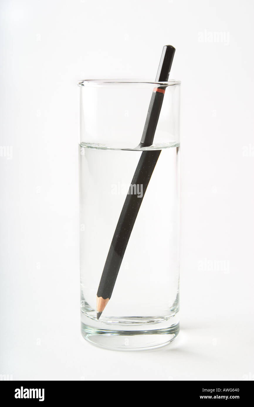 Crayon dans un verre d'eau, montrant l'effet de réfraction Photo Stock -  Alamy