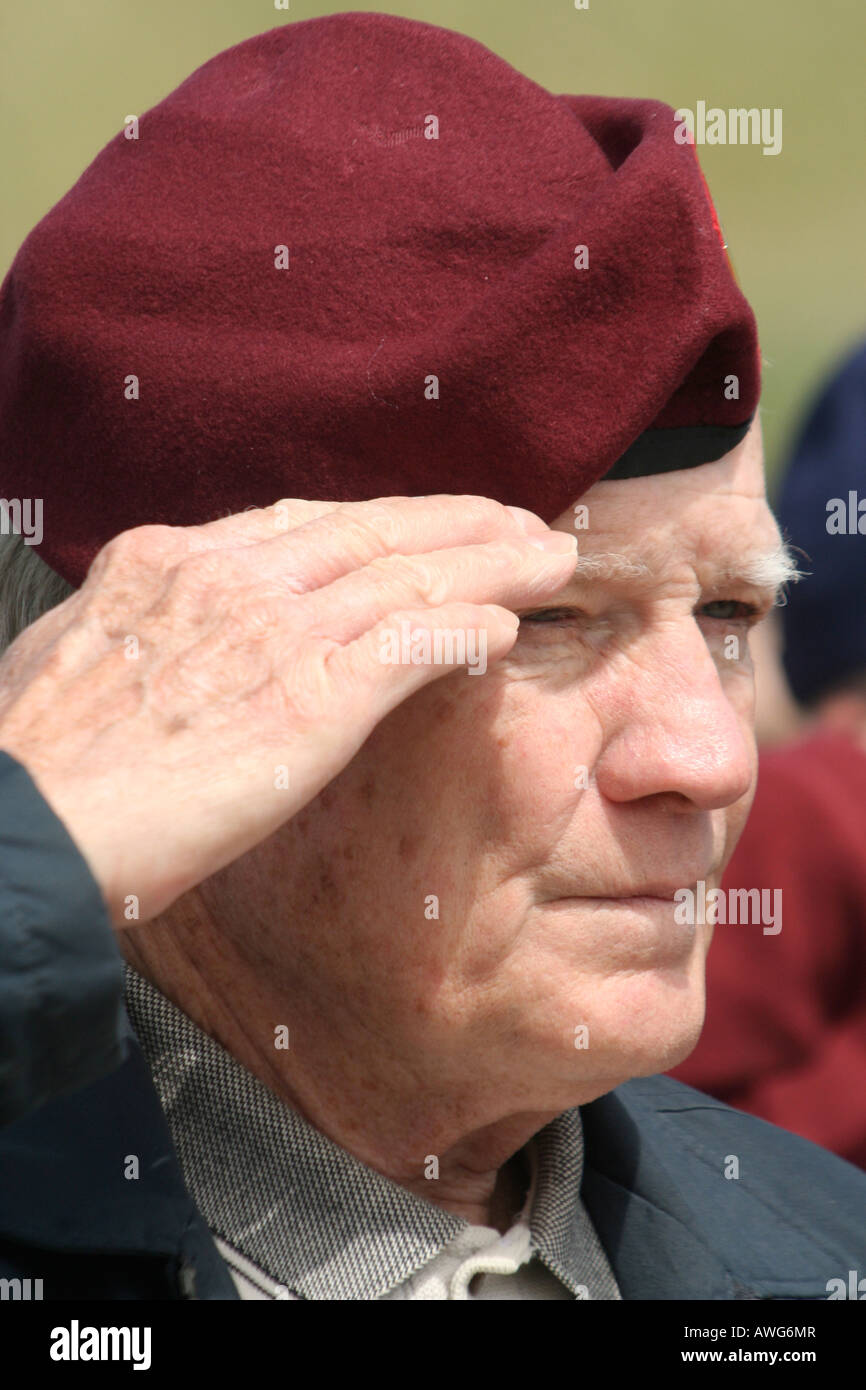 Un vétéran du jour rend hommage aux camarades tombés à Utah Beach Normandie France pendant le 60e anniversaire Banque D'Images