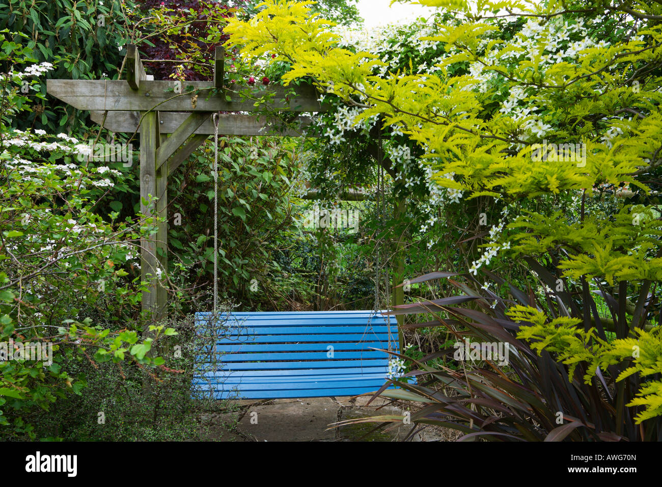 Peint bleu banc swing au Henley Mill, dans le Somerset. Banque D'Images