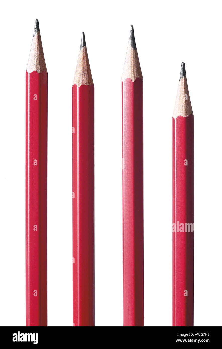 Portrait de quatre CRAYONS ROUGE DANS UNE RANGÉE SUR UN FOND BLANC Banque D'Images