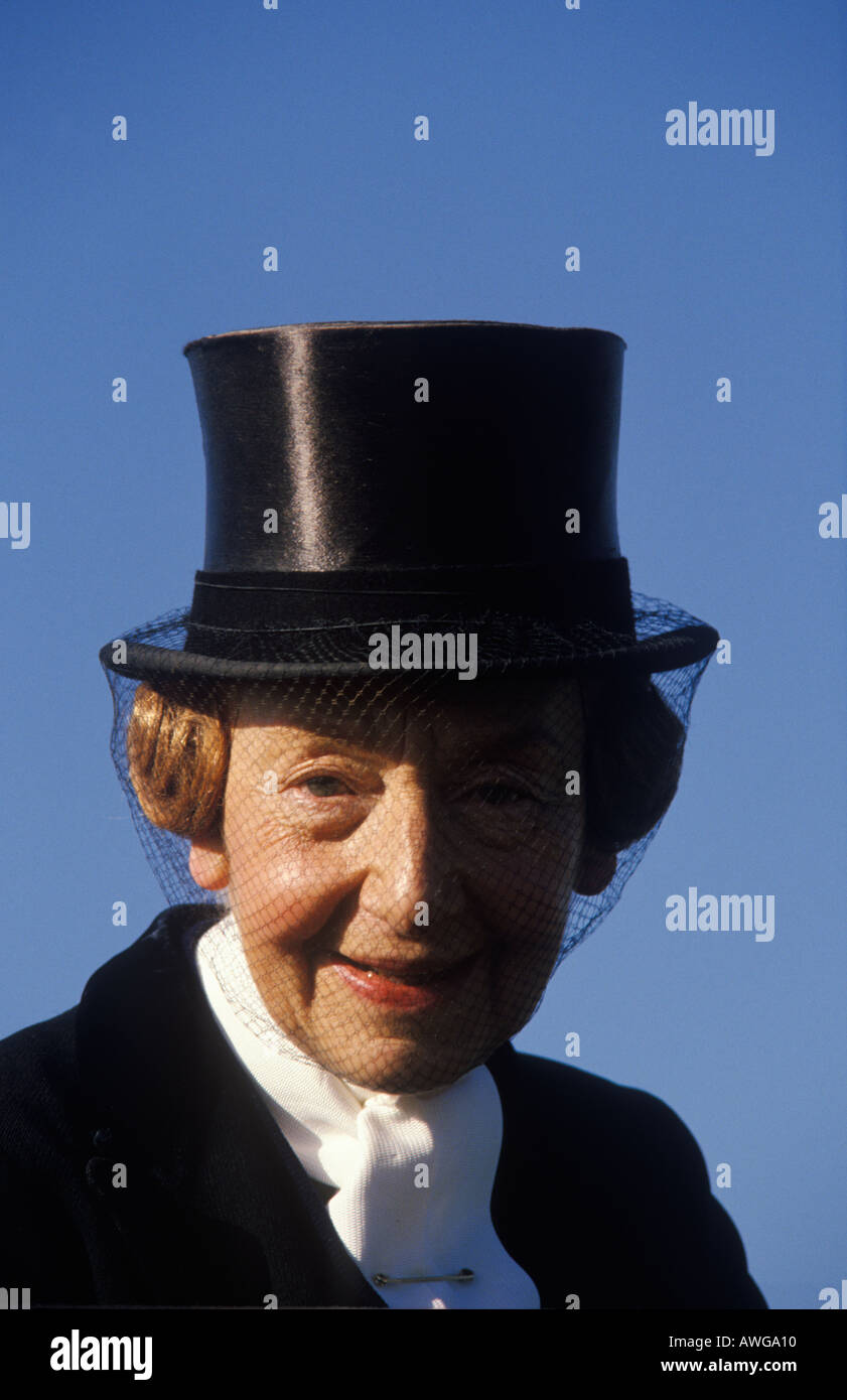 Voile de chasse traditionnel chapeau de chasse en soie noire. Vieille dame chasse au bœuf avec le Belvoir Hunt 1980s 1985 UK HOMER SYKES Banque D'Images