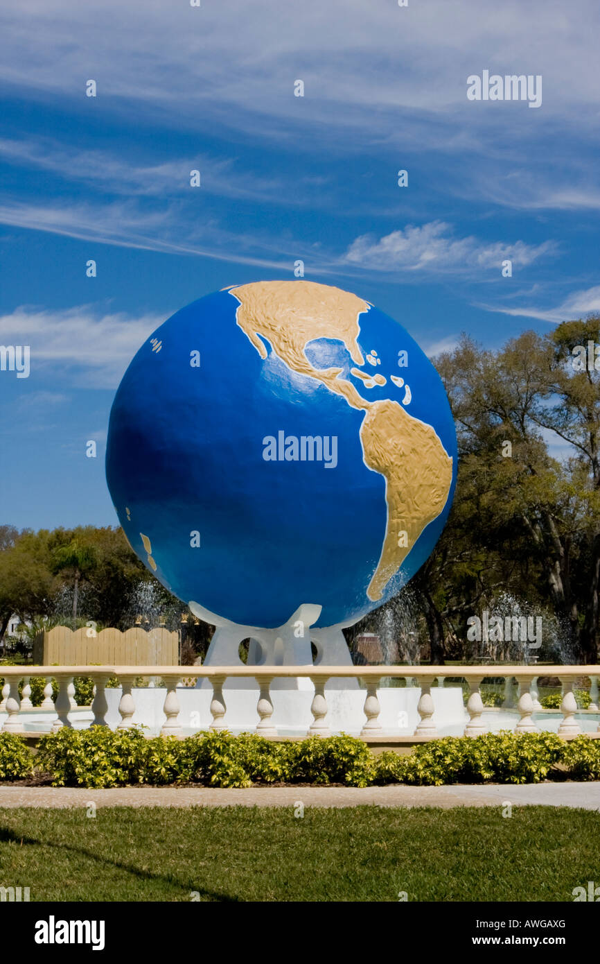 Grand Monde Statue devant le sur le dessus de la communauté mondiale à Clearwater en Floride USA Banque D'Images