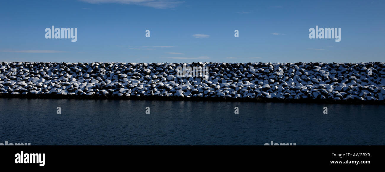 Pierres rondes couvertes de neige à Thorlakshofn Islande Banque D'Images