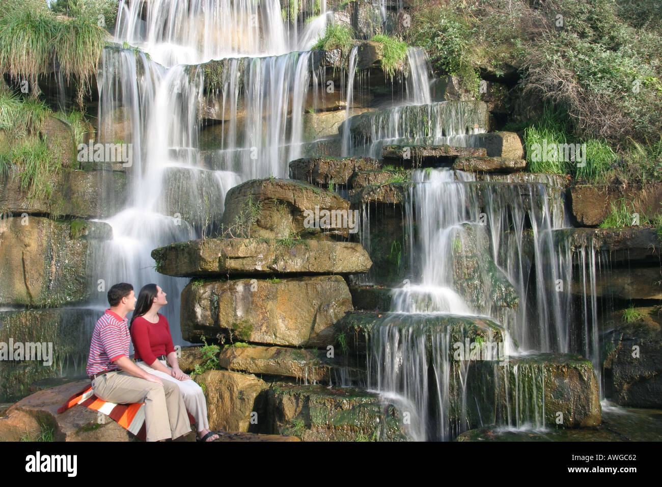 Alabama Colbert County, Tuscumbia, Spring Creek Park, Cold Water Falls, la plus grande cascade de pierre naturelle artificielle du monde, couple, adultes homme hommes hommes, W Banque D'Images