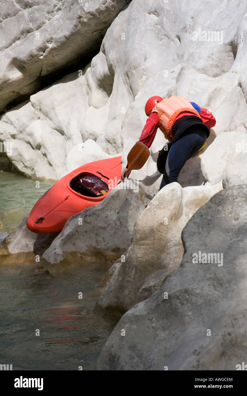 Pilote de canot sur la rivière dans les gorges de l'Achéron Banque D'Images