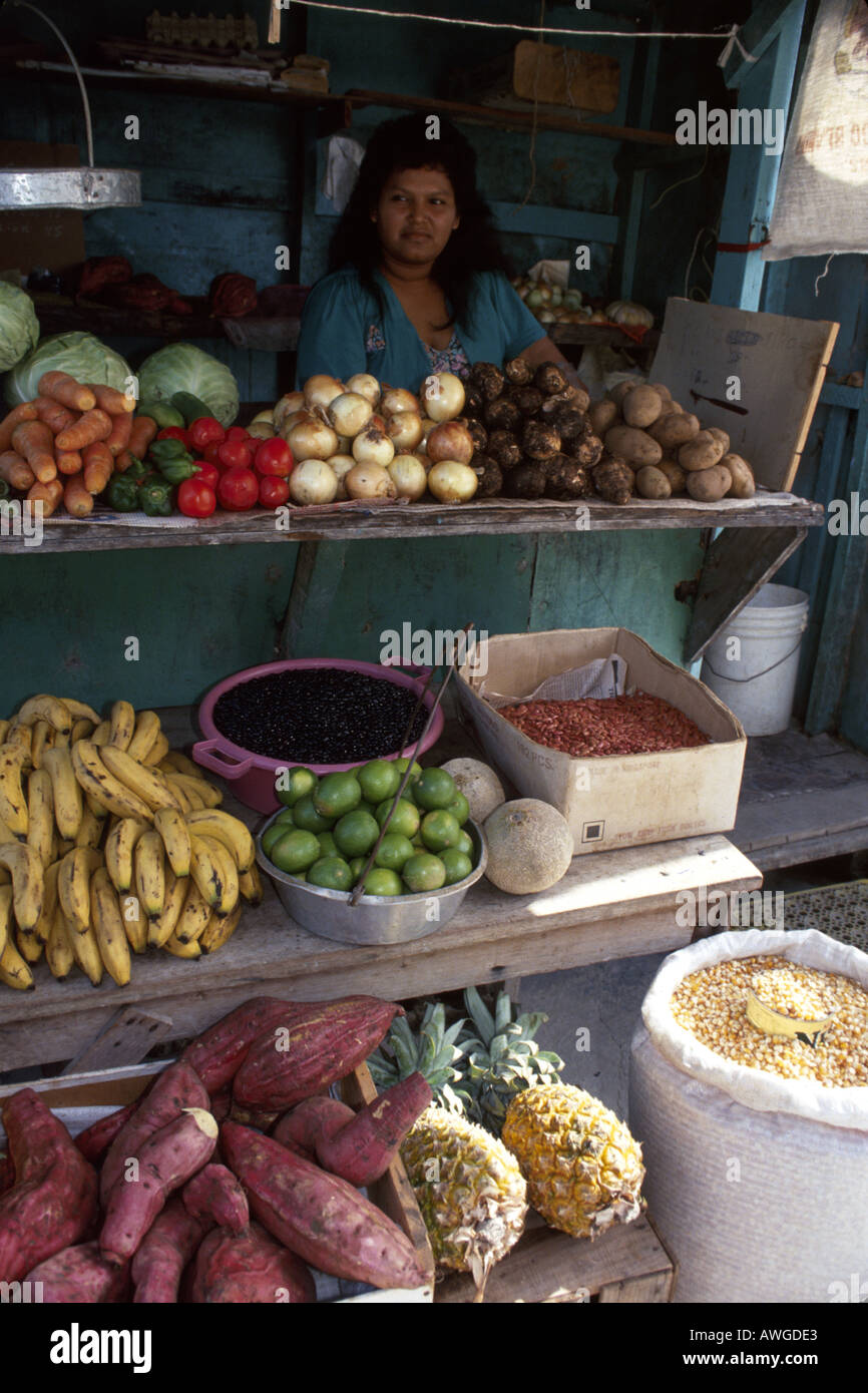 Belize,ancien Honduras britannique,mer des Caraïbes,eau,Pan American,Tropiques,Corozal,femme,femme,femme,produit,fruits,légumes,nourriture,vendo Banque D'Images