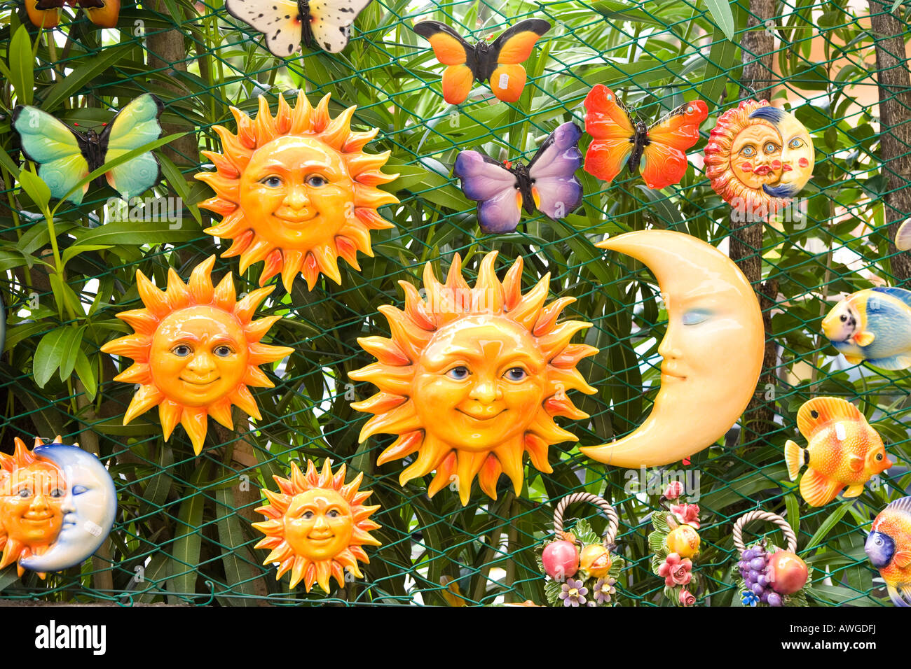 Soleil et lune de jardin ornements Banque D'Images