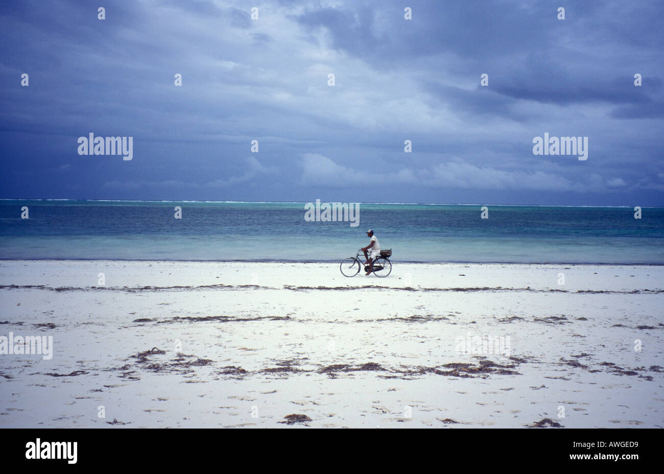 Zanzibar homme solitaire sur un vélo sur la plage de Porto de Galinhas Banque D'Images