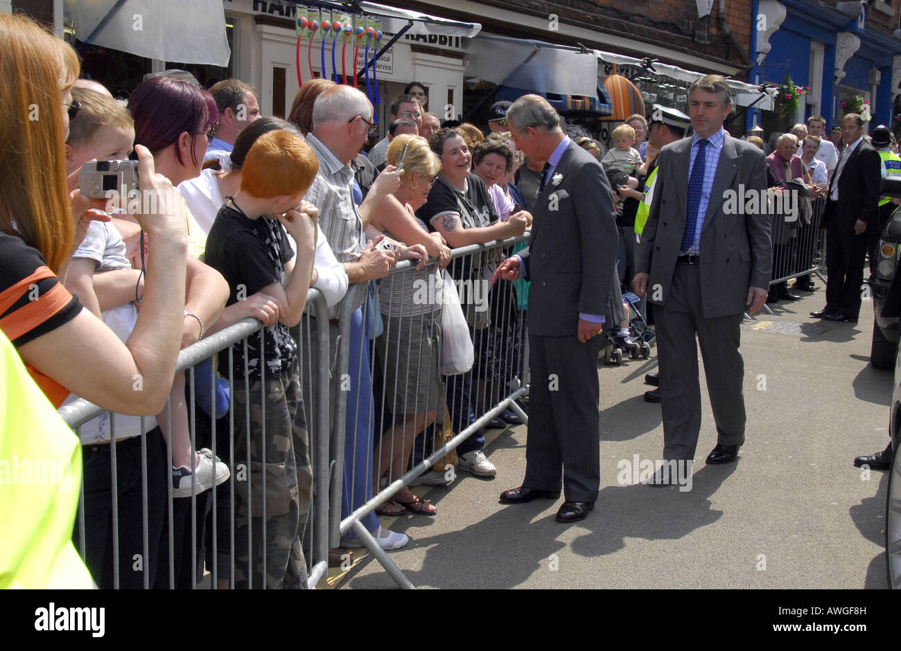 Le Prince Charles, le Prince de Galles se réunit et accueille les foules sur une ville visiter Banque D'Images