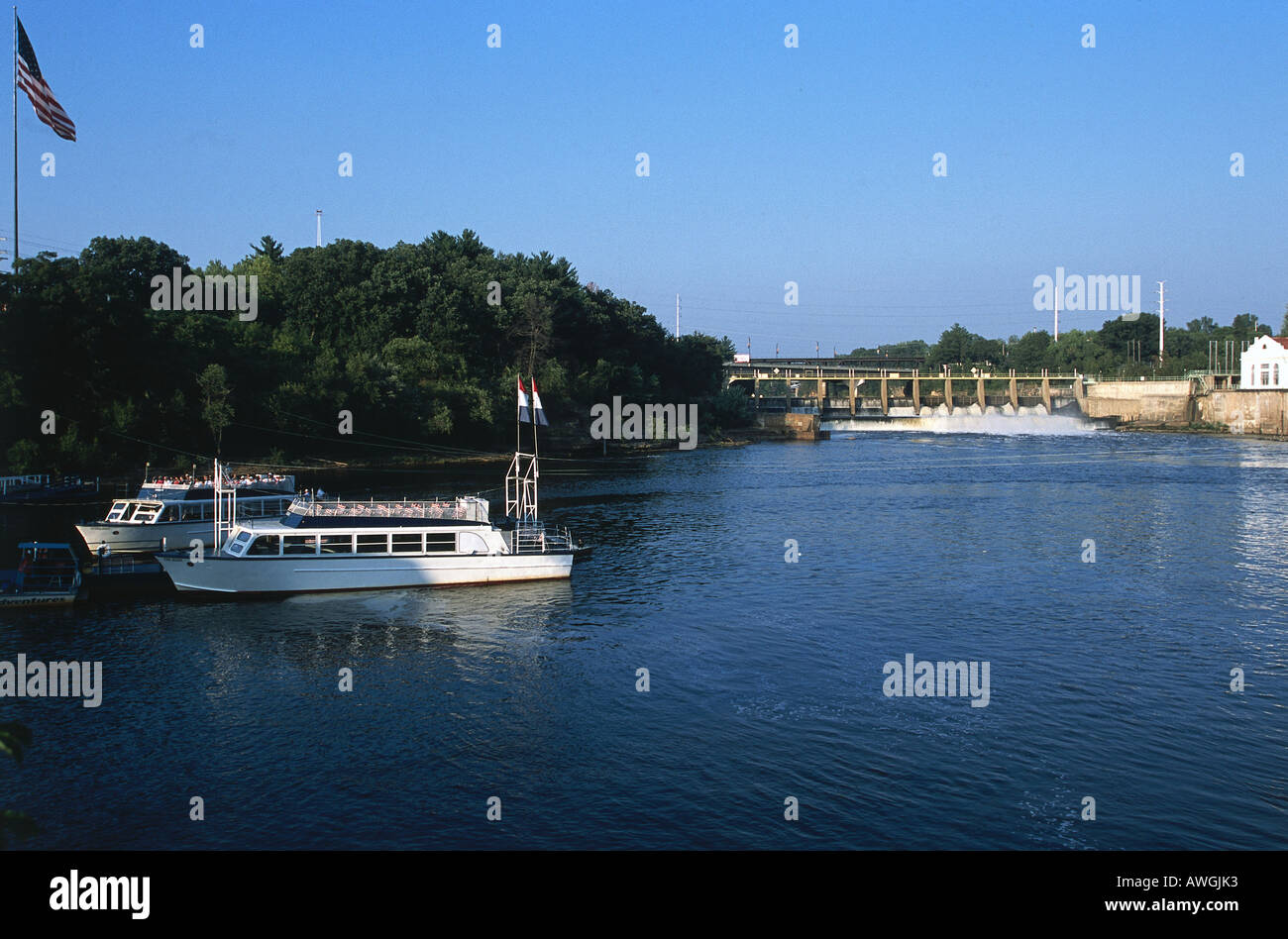 USA, Wisconsin Dells, visites en bateau le long de la rivière Wisconsin, avec petit barrage en arrière-plan Banque D'Images