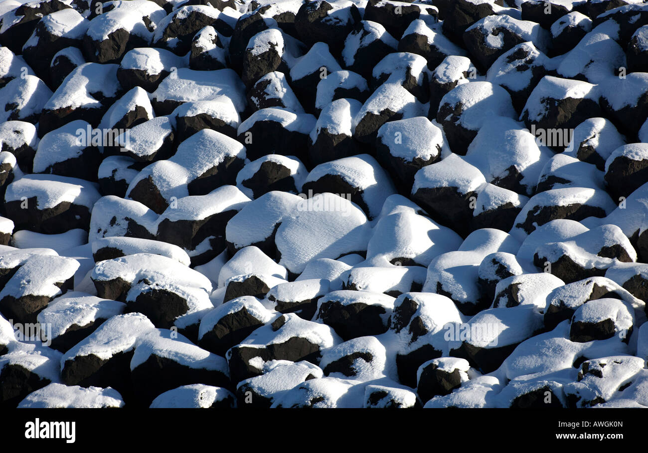 Pierres rondes couvertes de neige à Thorlakshofn Islande Banque D'Images