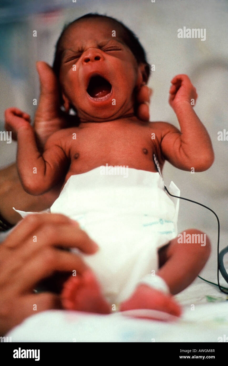 Le Faible Poids A La Naissance Bebe Ne D Une Femme Qui Avait L Habitude Du Crack Au Cours De Sa Grossesse Pleure Tout En Etant Tenu Par Une Infirmiere Photo Stock Alamy