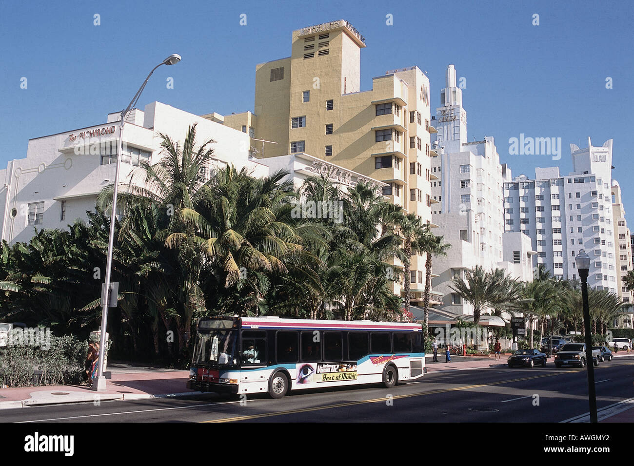 USA, Florida, Miami, South Beach, de Collins Avenue, de la circulation, y compris les bus à genoux, Banque D'Images