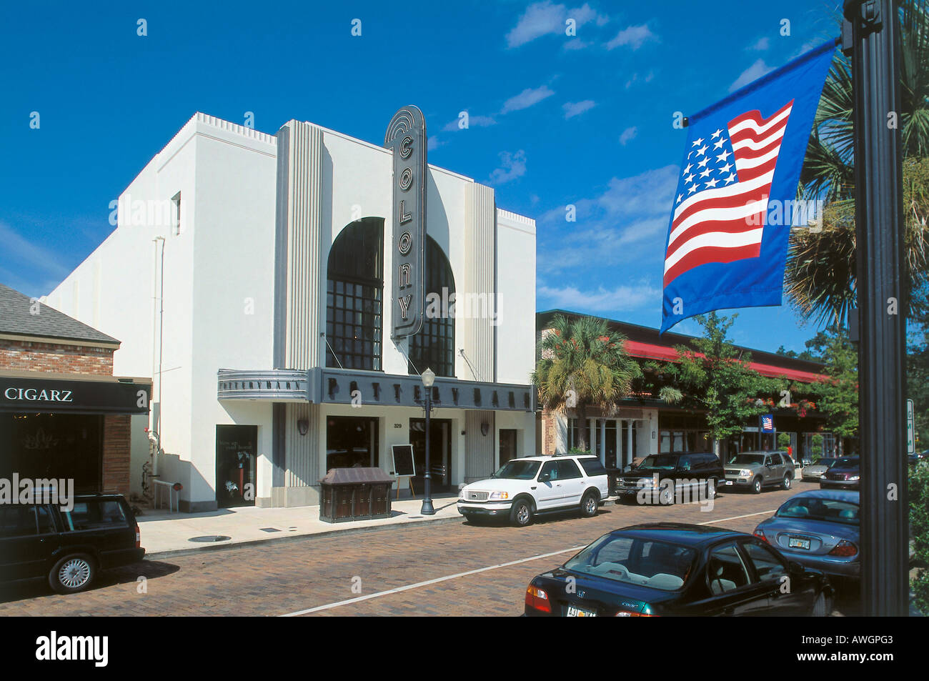 USA, Floride, Orlando, Park Avenue, de voitures et de VUS de partie de huit pâtés de maisons du centre-ville de Winter Park Banque D'Images