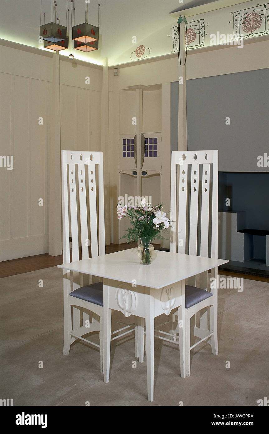L'Écosse, Glasgow, Maison pour un amateur d'Art, Art Nouveau blanc table et chaises conçu par Charles Rennie Mackintosh Banque D'Images