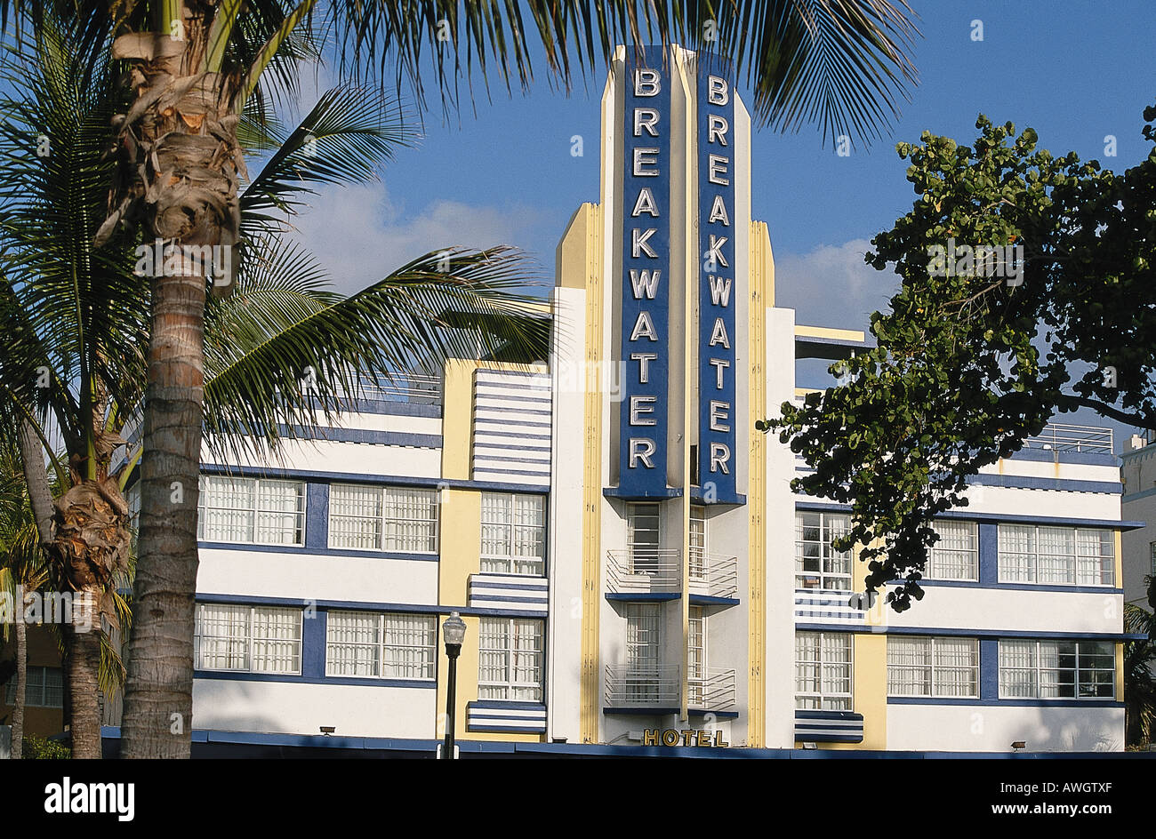 USA, Florida, Miami, Ocean Drive, Breakwater Hotel, en néon sur la façade, Banque D'Images