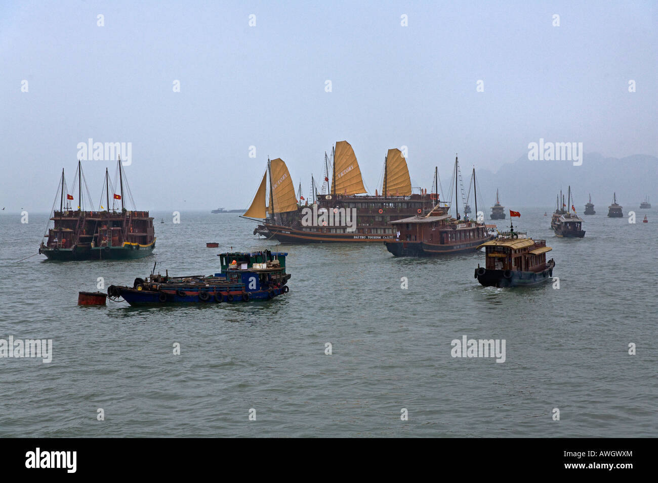 JUNK trois mâts et autres navires mouillent dans les eaux de la baie de Halong VIETNAM Banque D'Images