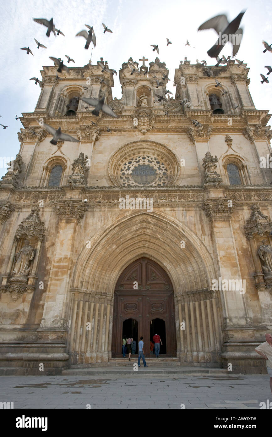 L'extérieur de l'ornate monastery à Alcobaca Portugal avec pidgeons passé vol Banque D'Images