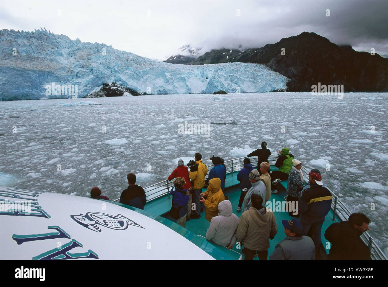 USA, Alaska, Kenai Fjords National Park, Glacier Aialik, les visiteurs sur l'excursion en bateau se déplaçant dans l'eau glacée Banque D'Images