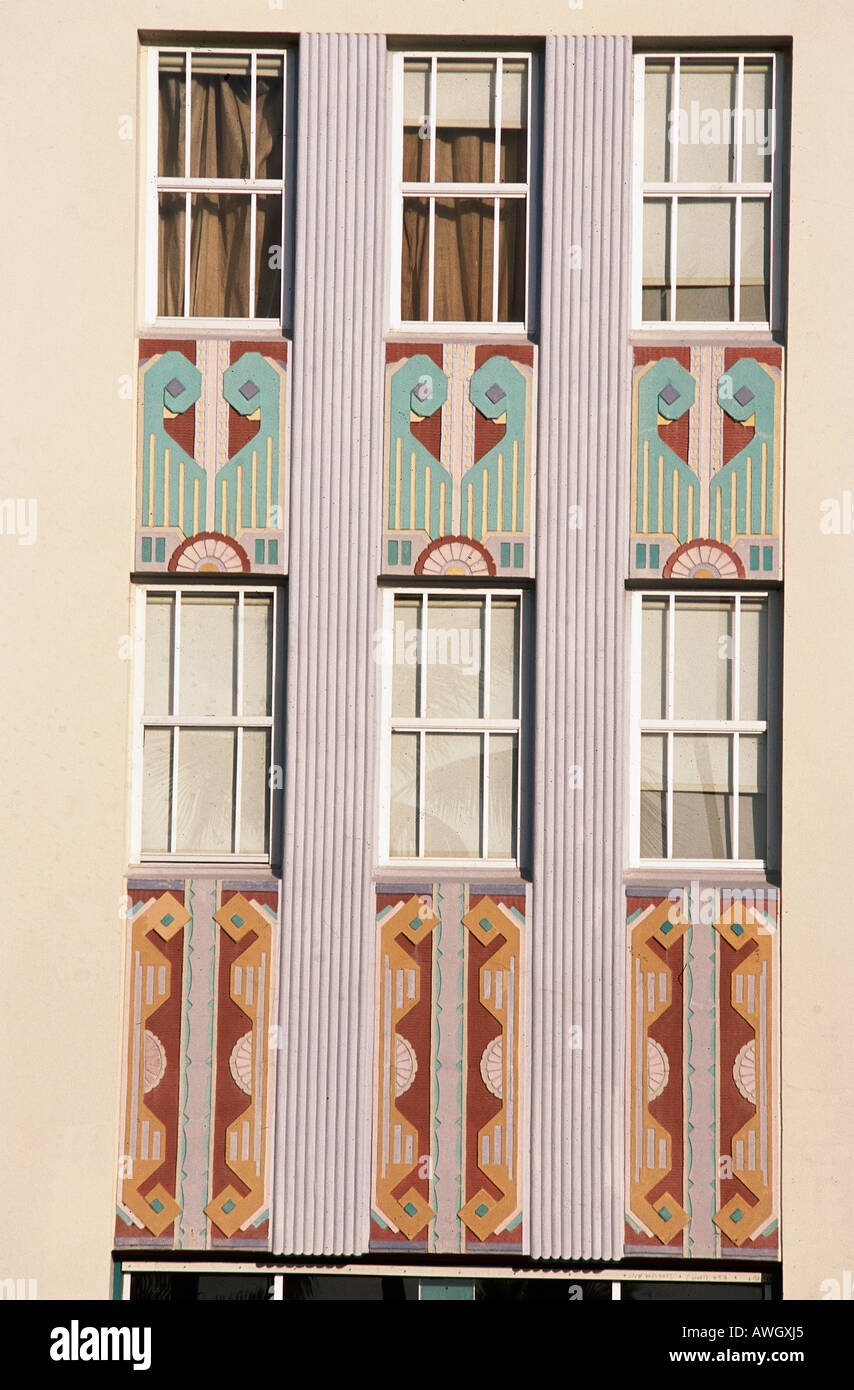 USA, Florida, Miami, Ocean Drive, Cavalier, frises en stuc sur façade Art déco Banque D'Images