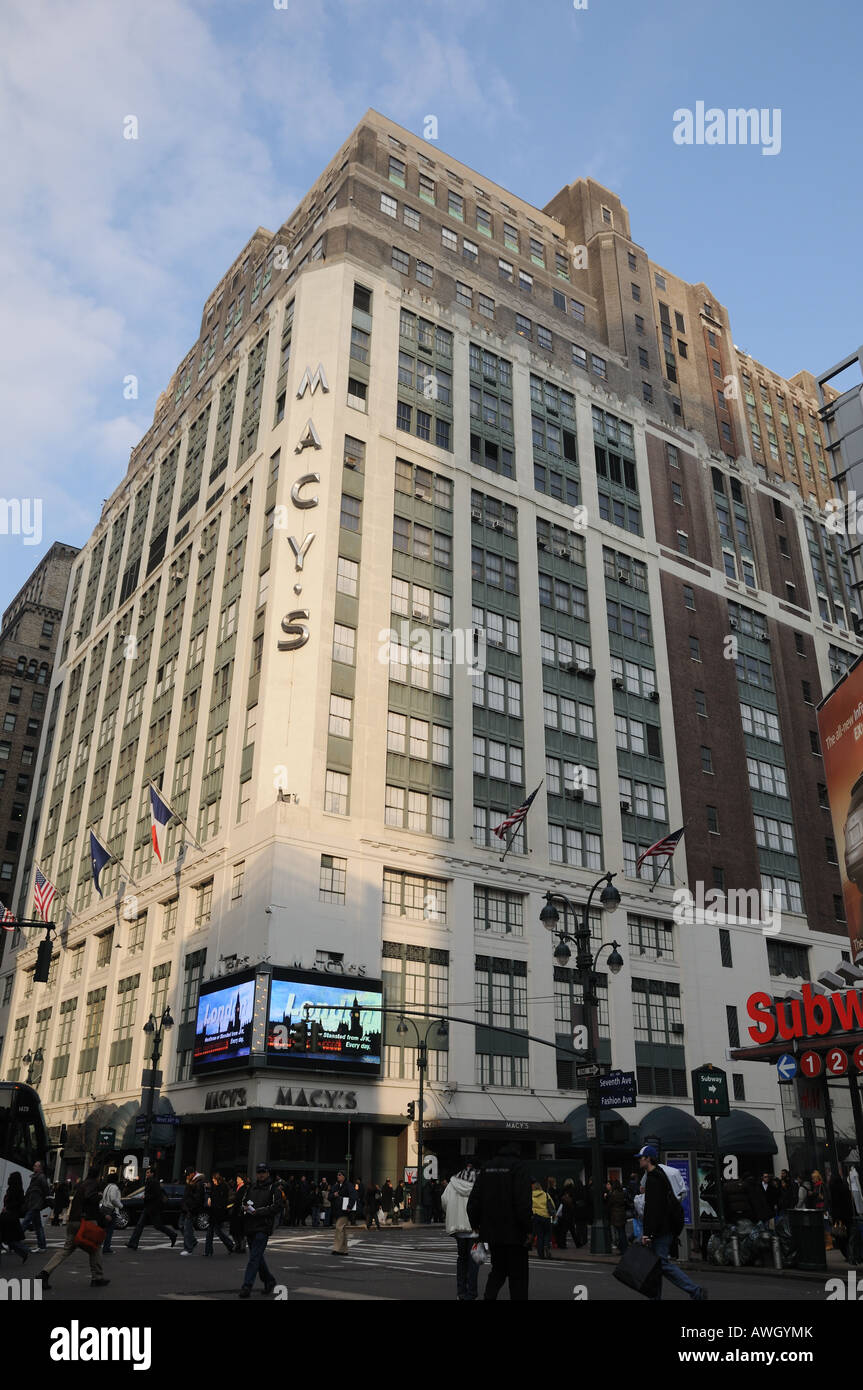 Macy's, l'un des New York City's iconic grands magasins, est à l'angle de la 34e Rue et 7e Avenue à Manhattan. Banque D'Images