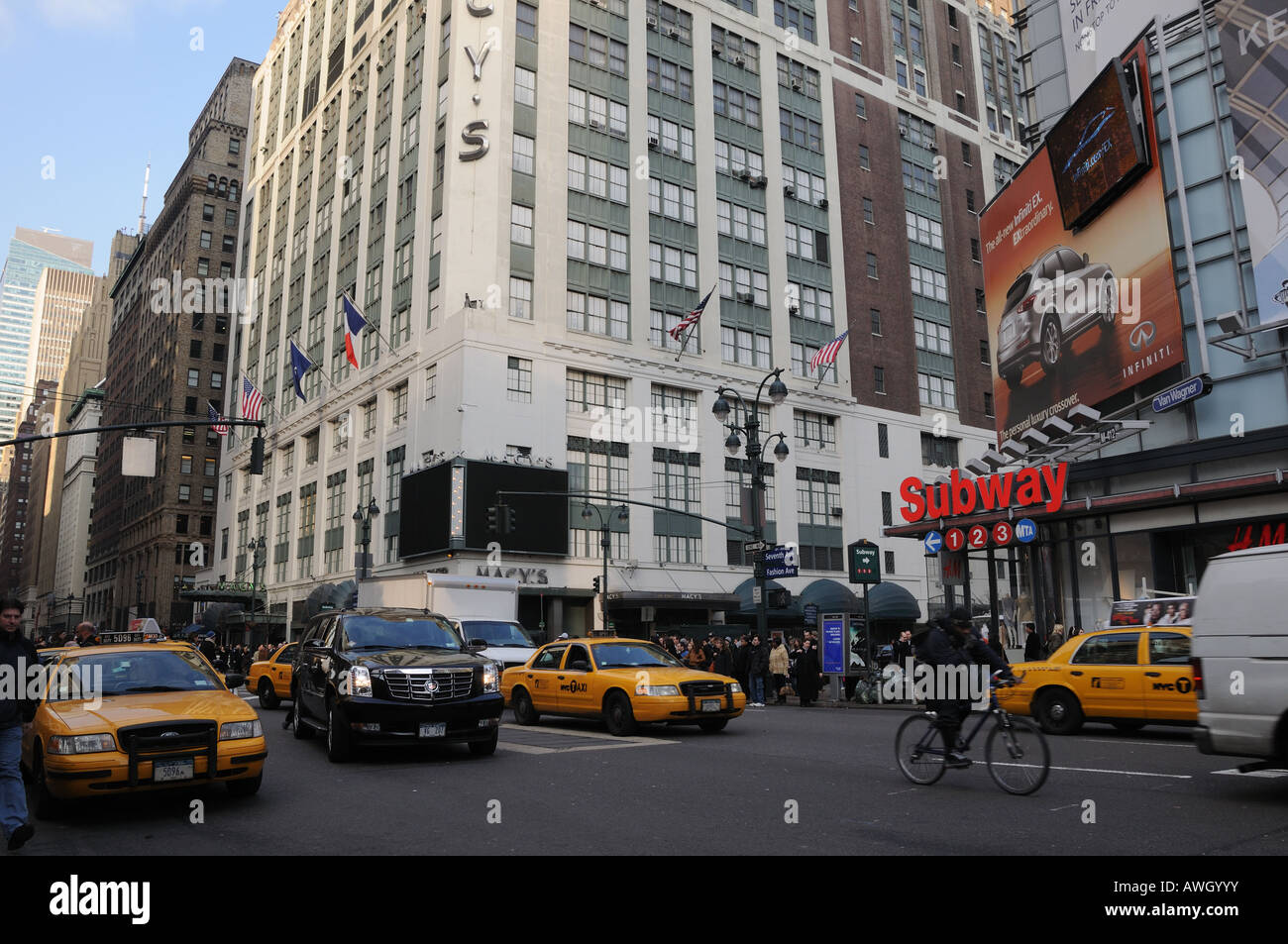 L'angle de la 34e Rue et 7e Avenue à Manhattan est généralement encombrée de piétons et de la circulation. Banque D'Images