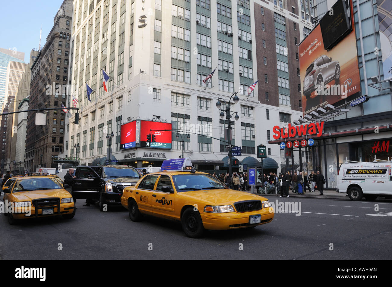 L'angle de la 34e Rue et 7e Avenue à Manhattan. L'intersection est habituellement un enchevêtrement de taxis et les piétons. Banque D'Images