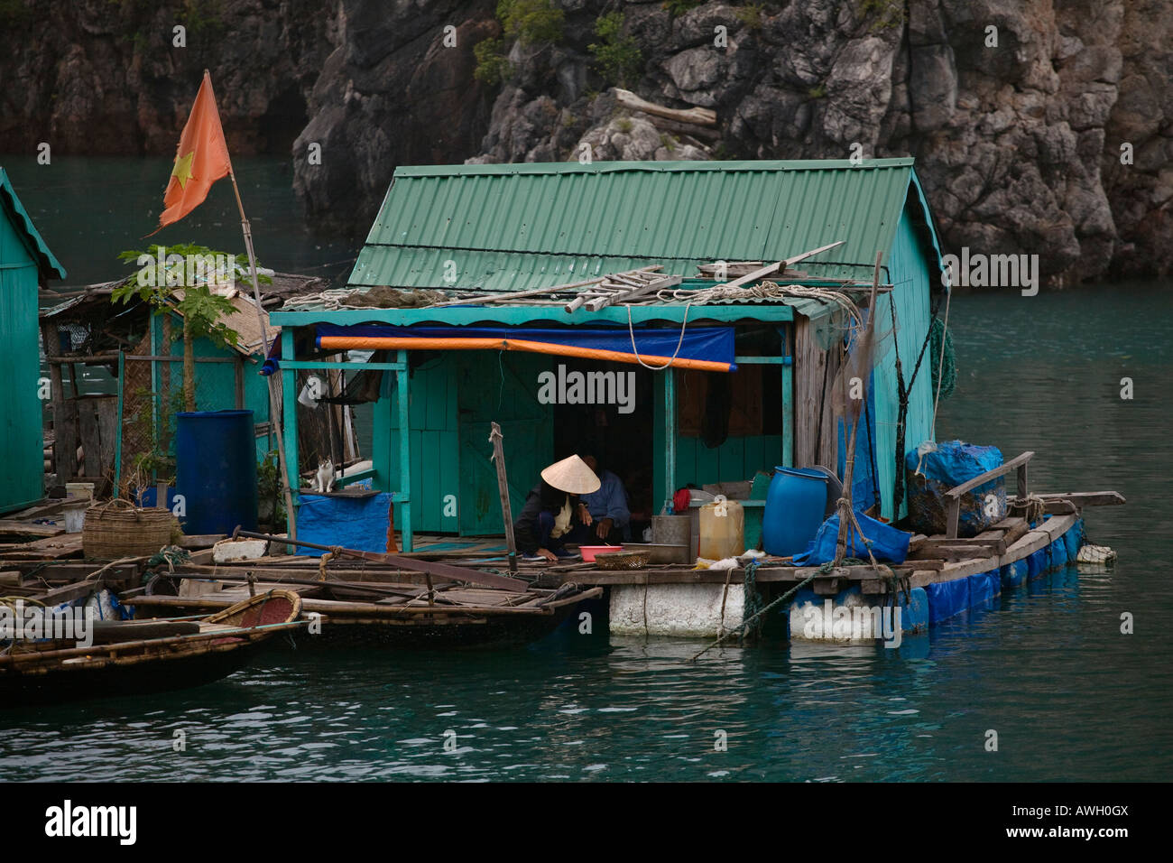 Une petite cabane flottante se trouve au-dessus de la baie d'HALONG VIETNAM Banque D'Images