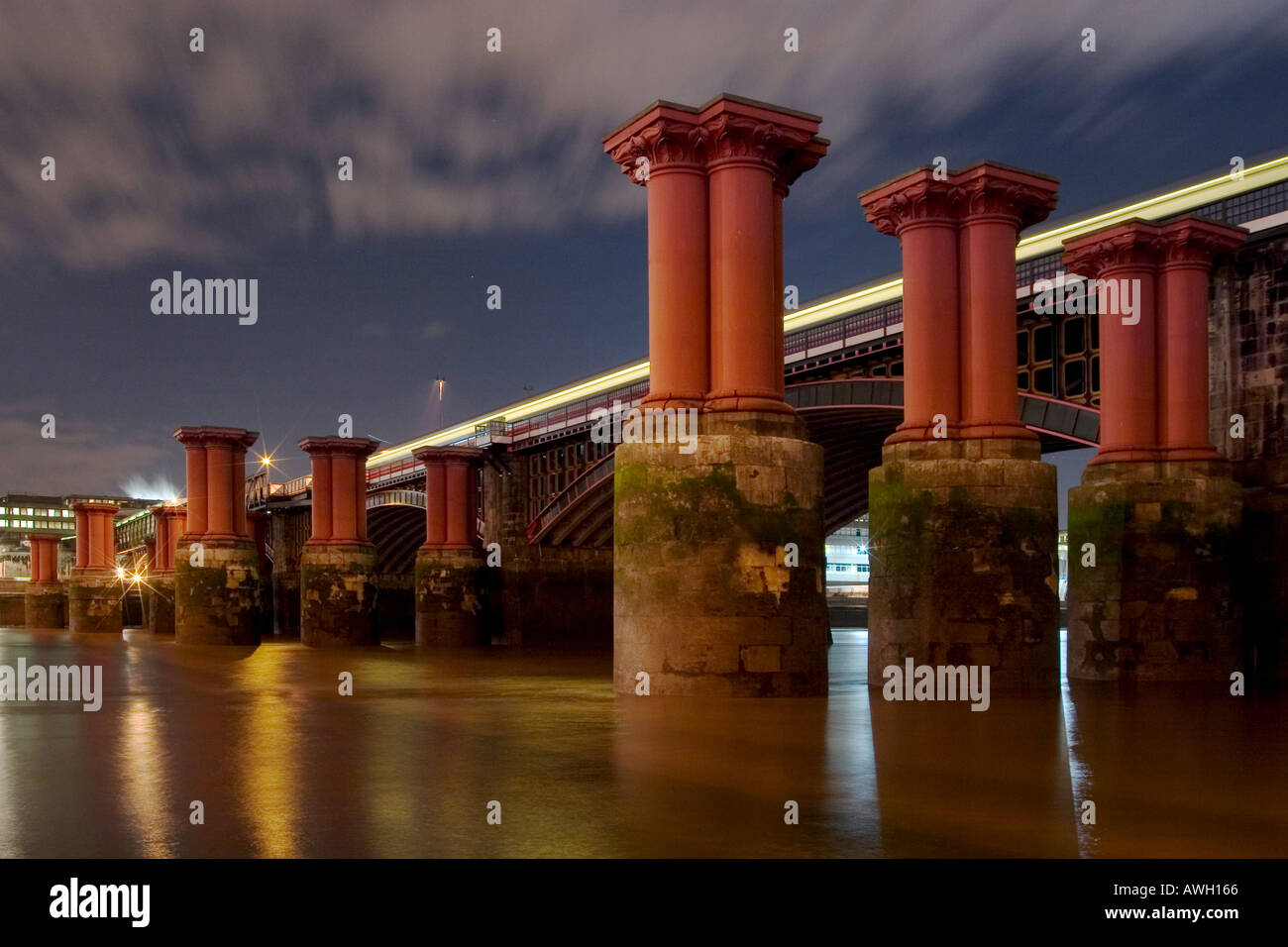 Blackfriars Bridge over River Thames la nuit. London, England, UK Banque D'Images