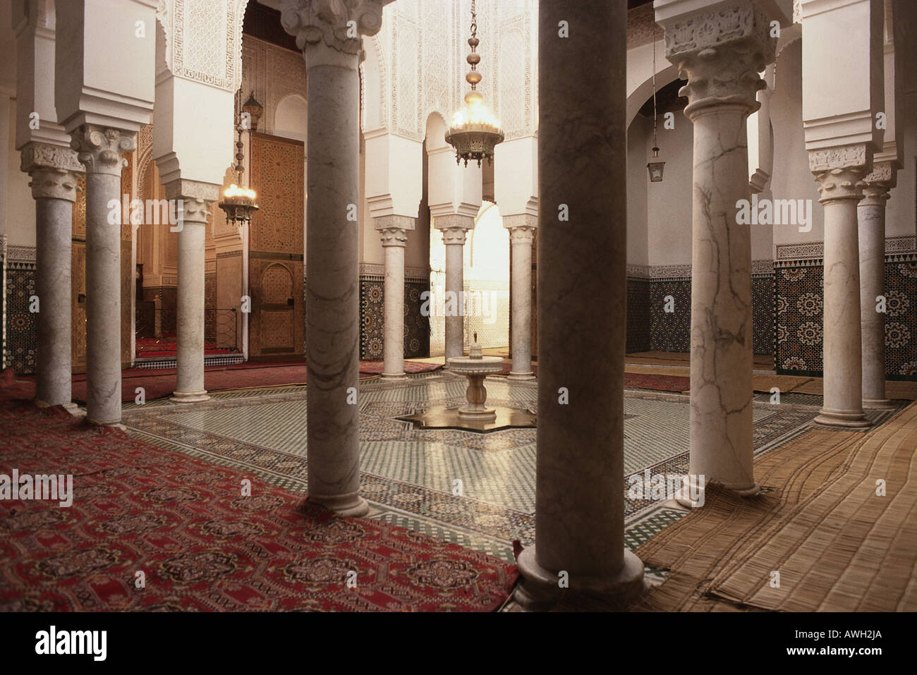 Maroc, Meknès, mausolée de Moulay Ismaïl, ablutions Prix de chambre  funéraire avec fontaine centrale Photo Stock - Alamy