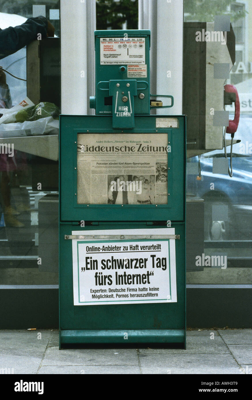 Germany, Bavaria, Munich, distributeur de journaux sud quotidien allemand Süddeutsche Zeitung Banque D'Images