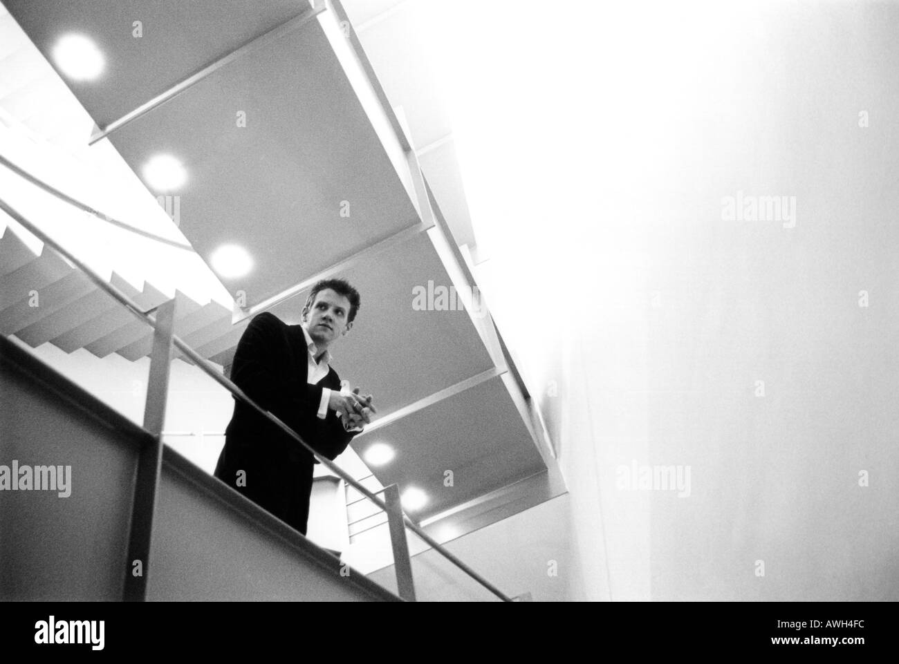 Jeune homme dans un escalier Banque D'Images