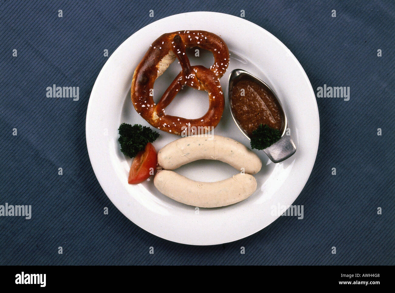 Allemagne, Bavière, Weißwurst mit Süssem Senf, saucisse blanche servi avec de la moutarde douce et bretzel Banque D'Images