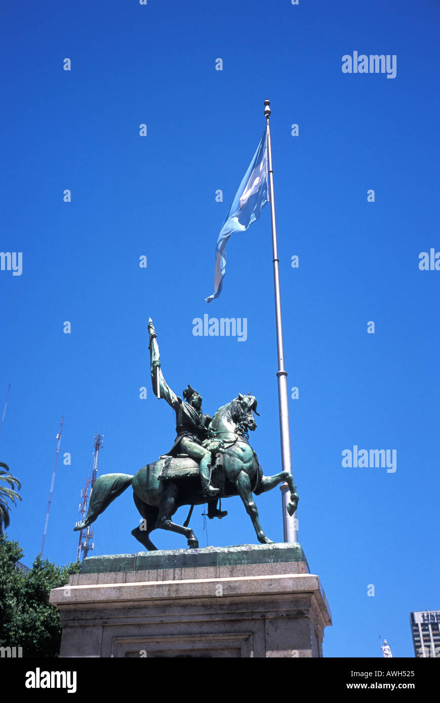 General San Martin statue sur la Plaza de Mayo Buenos Aires Argentine avec drapeau Banque D'Images