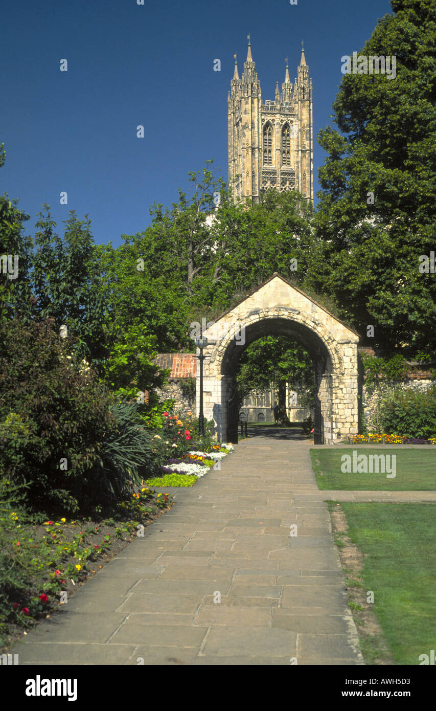 La Cathédrale de Canterbury vue de la Memorial Gardens Canterbury Kent England Banque D'Images