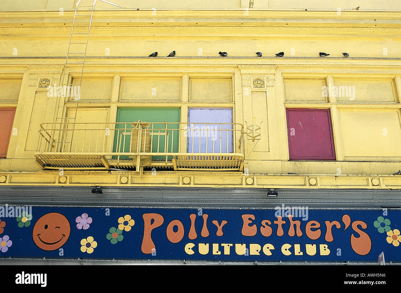 États-unis, Californie, San Francisco, Polly Esther's Culture Club, signe au-dessus de entrée sur façade colorée Banque D'Images