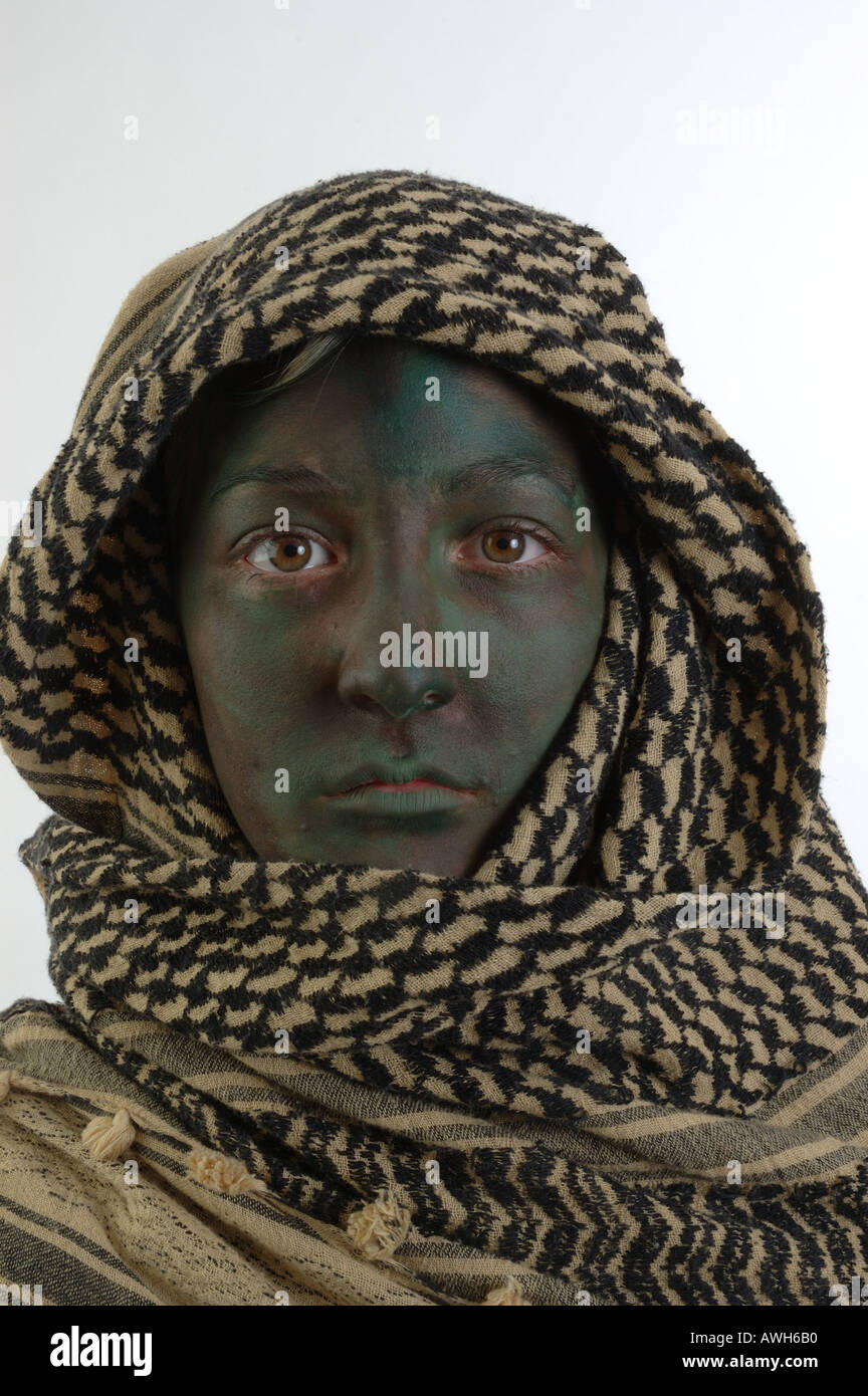 Belle femme arabe avec shemagh et la peinture pour le visage dsc 6174 Banque D'Images