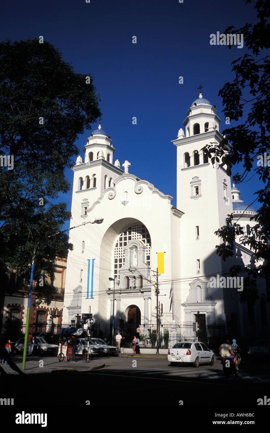 L'église catholique à Tucuman Argentine avec un enchevêtrement de lignes électriques et téléphoniques crossing en face d'elle Banque D'Images